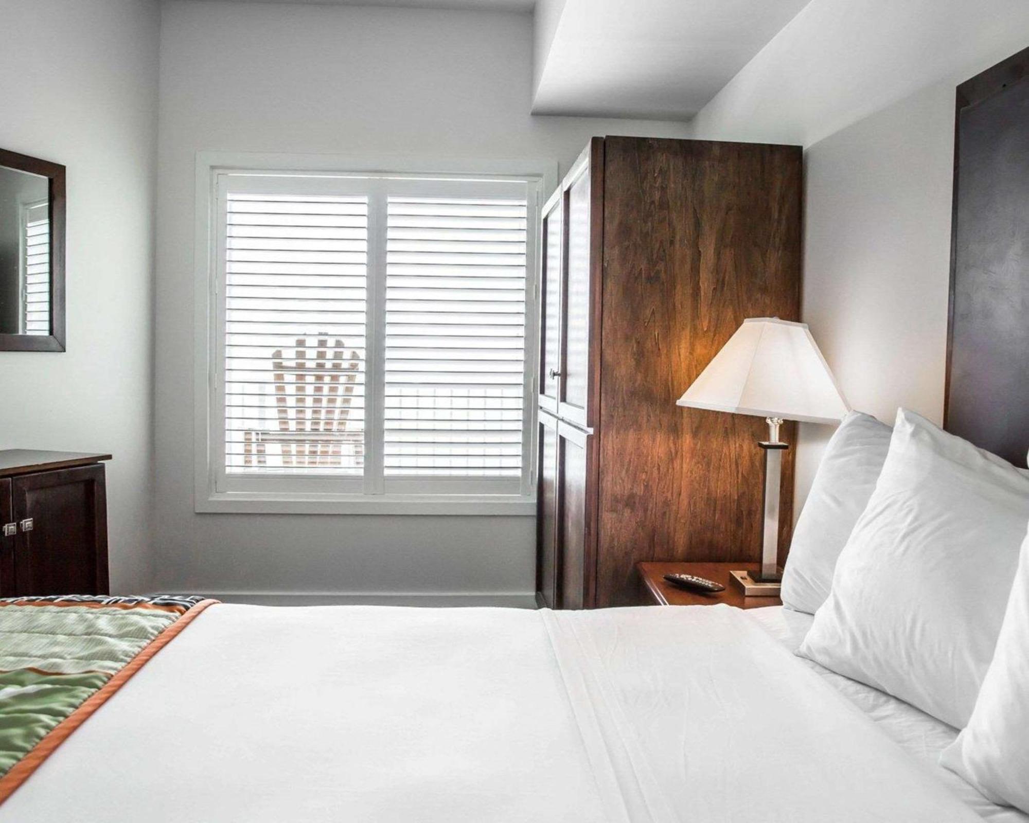 Island Inn & Suites, Ascend Hotel Collection Piney Point エクステリア 写真
