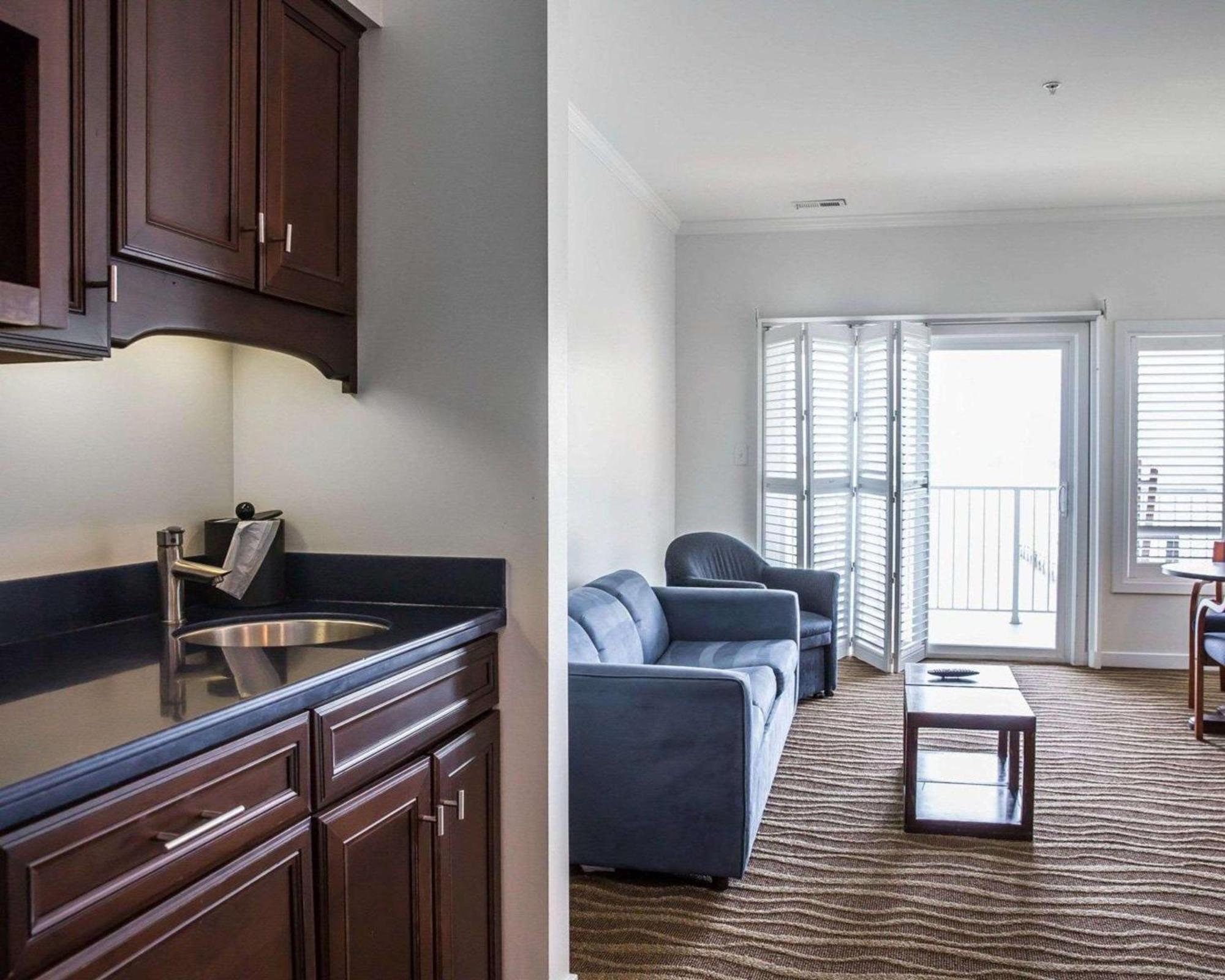 Island Inn & Suites, Ascend Hotel Collection Piney Point エクステリア 写真