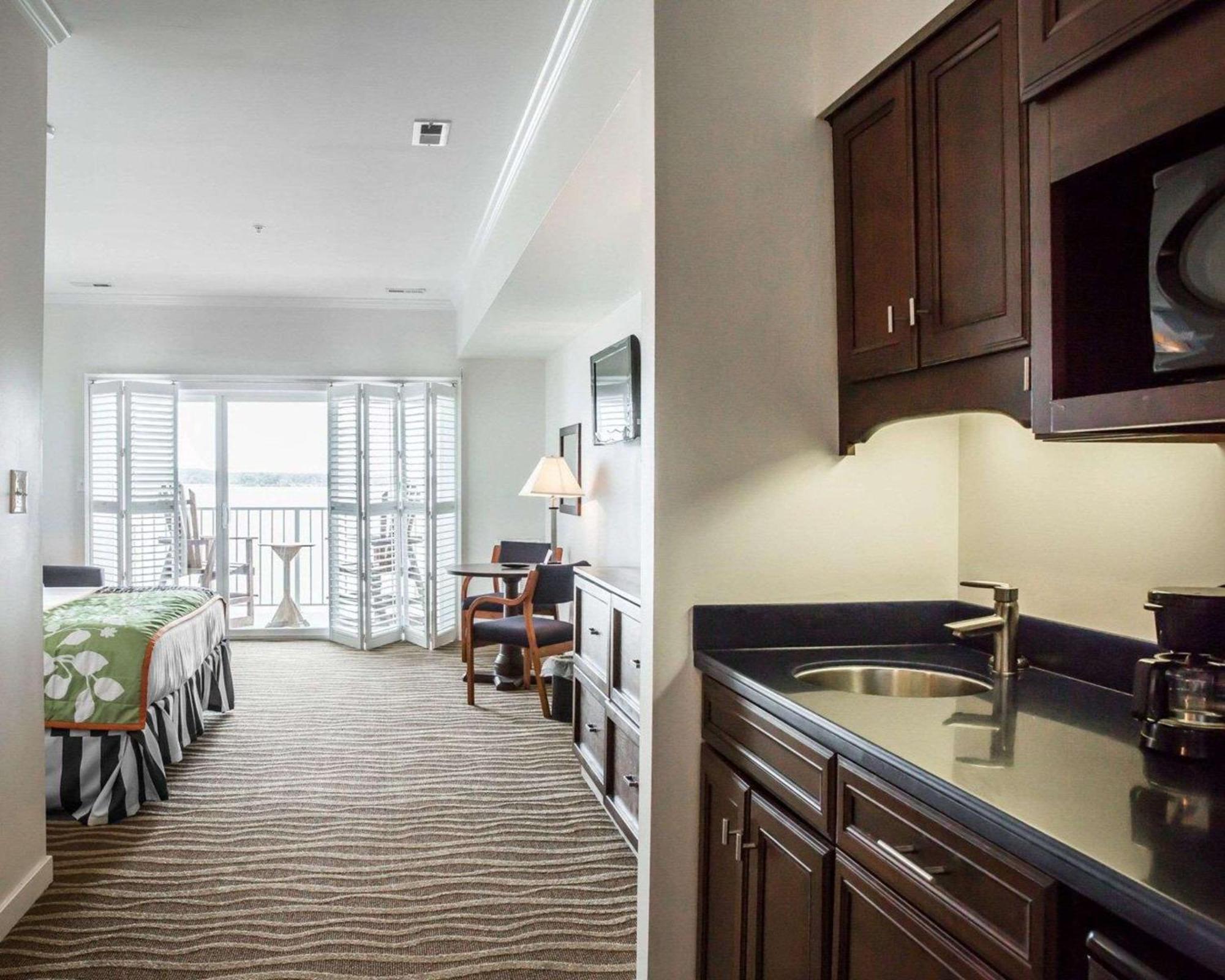 Island Inn & Suites, Ascend Hotel Collection Piney Point エクステリア 写真