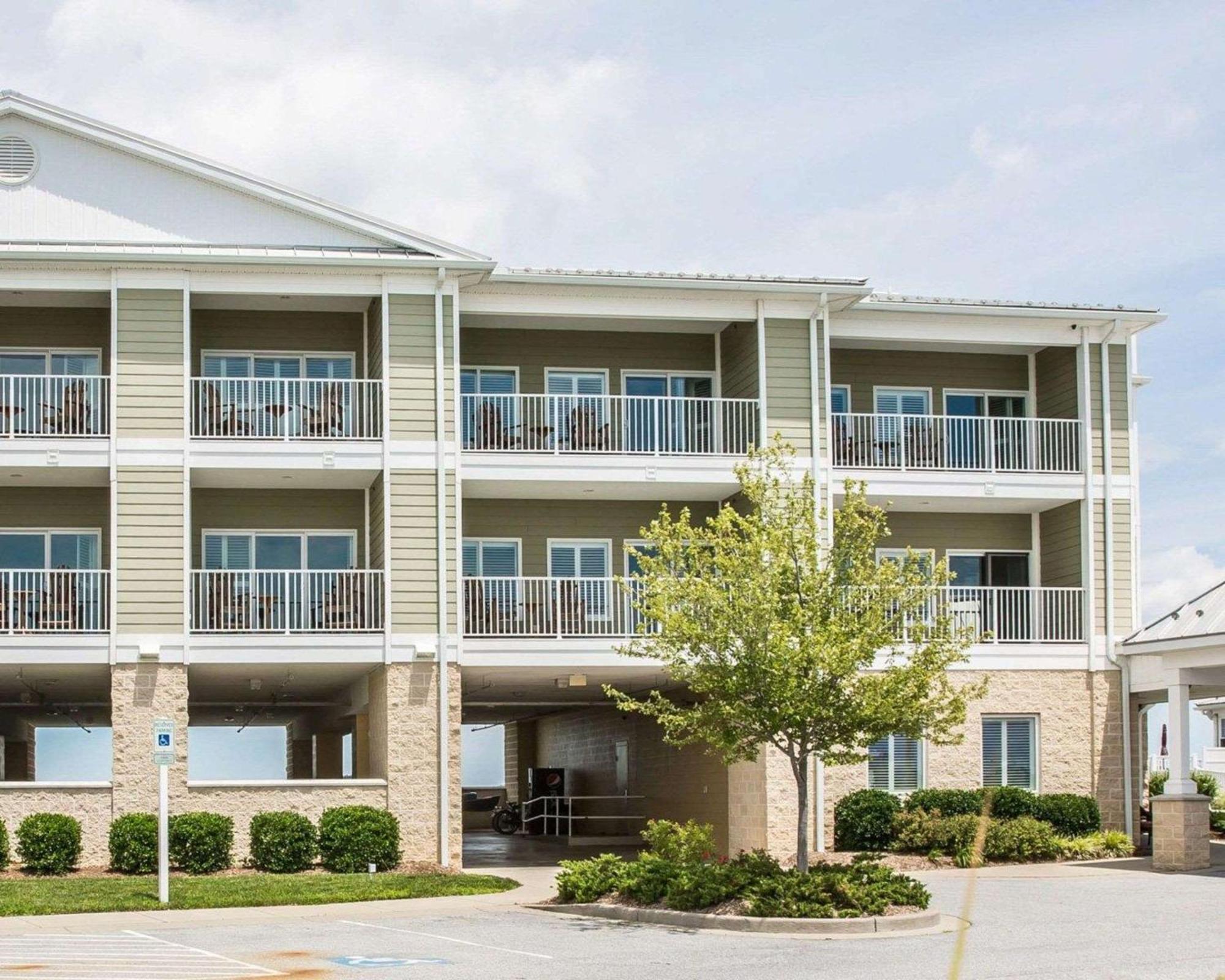 Island Inn & Suites, Ascend Hotel Collection Piney Point エクステリア 写真